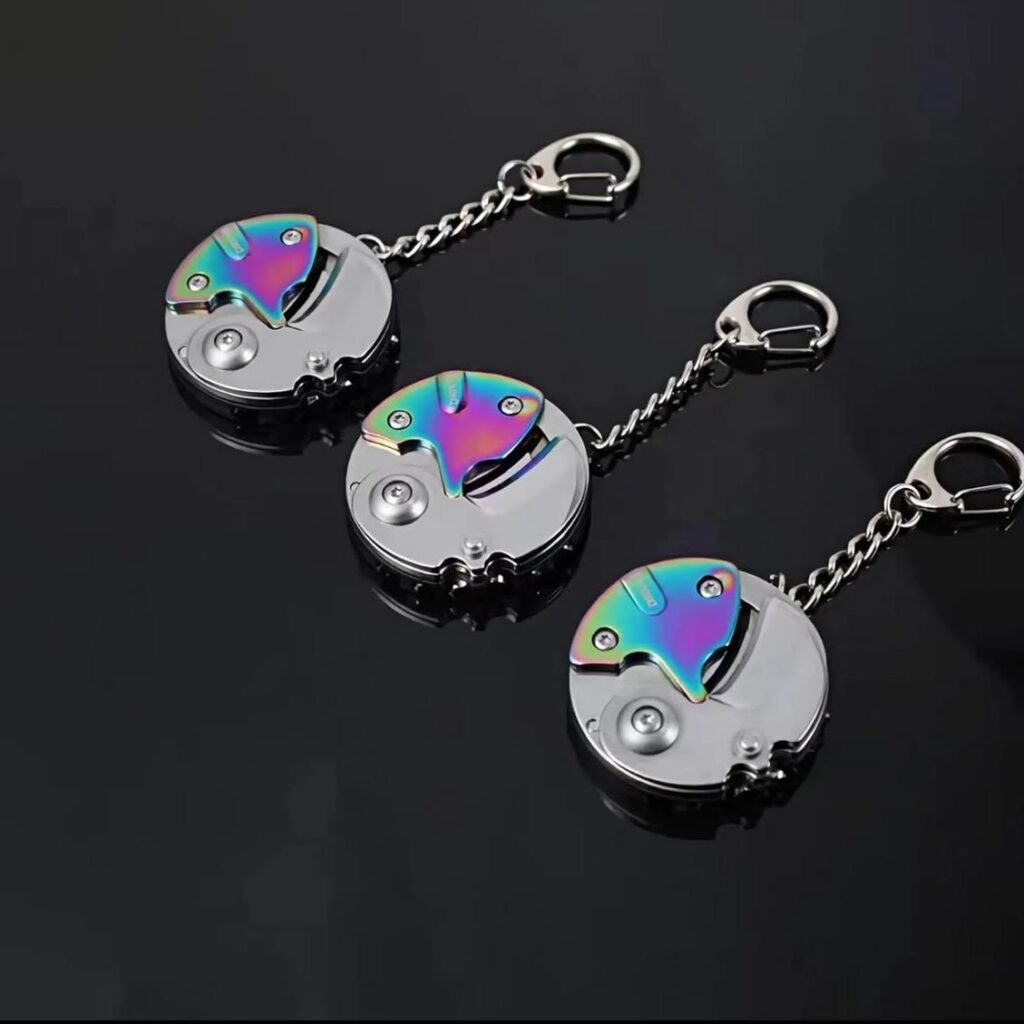 Multifunctional round folding hidden knife/screwdriver portable key hanger