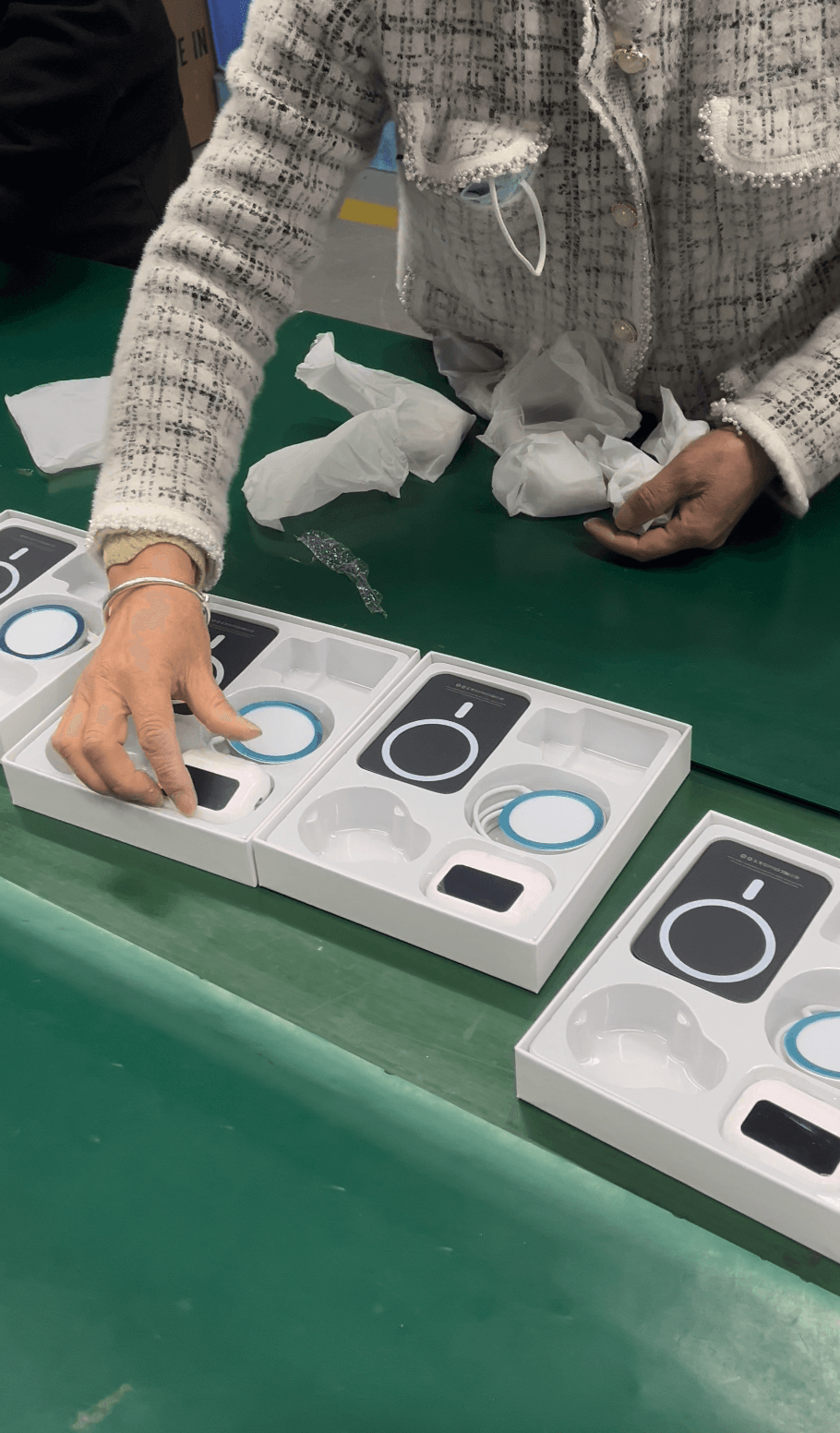 How We Helped an International Brand Build a High-Quality 7-in-1 Power Bank Charging Kit Solution 5 The manufacturing process and product quality of Maoqiu Factory. Made in China. Products of Maoqiu Factory.