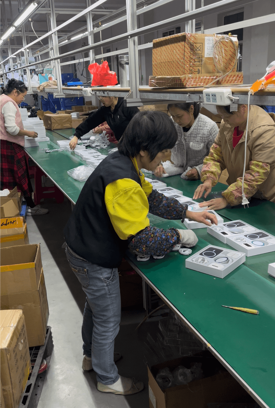 How We Helped an International Brand Build a High-Quality 7-in-1 Power Bank Charging Kit Solution 4 The production workshop, research and development workshop, and manufacturing process of the mobile phone accessory kits