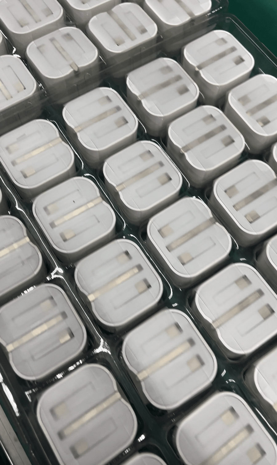 How We Helped an International Brand Build a High-Quality 7-in-1 Power Bank Charging Kit Solution 8 35W folding charger shipment and assembly case presentation, showcased at Maoqiu factory.