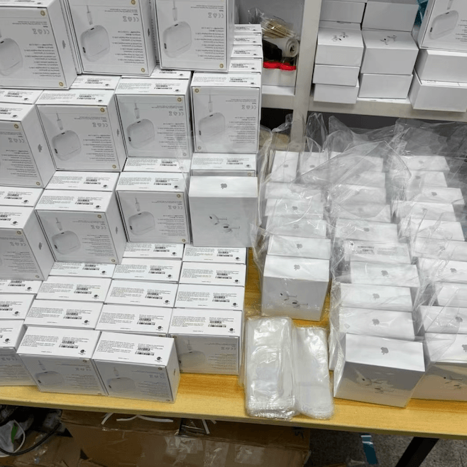 Why customize products under your own brand? 1 Mass purchase of Apple headphones in Huaqiangbei