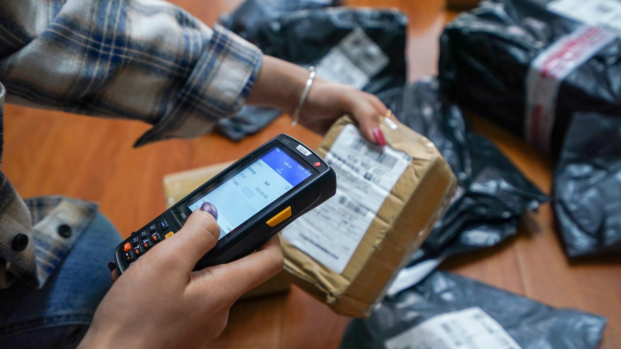 Receipt and acceptance of returned packages for storage