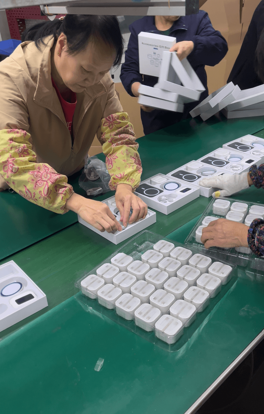 How We Helped an International Brand Build a High-Quality 7-in-1 Power Bank Charging Kit Solution 2 Is there a product that includes all the accessories for mobile phones?